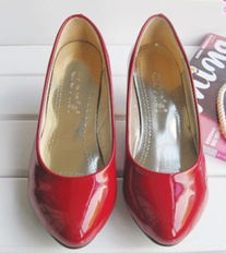 氣質優雅，步履生姿——新款中跟女式單鞋批發指南